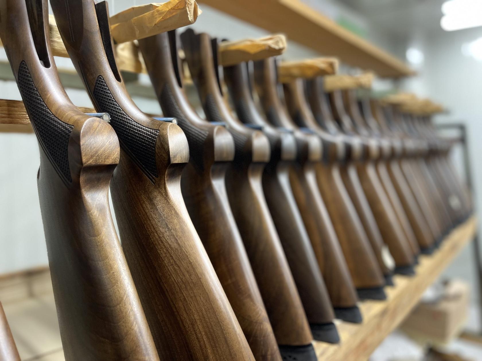 Calci in legno di noce allineati in rastrelliera
