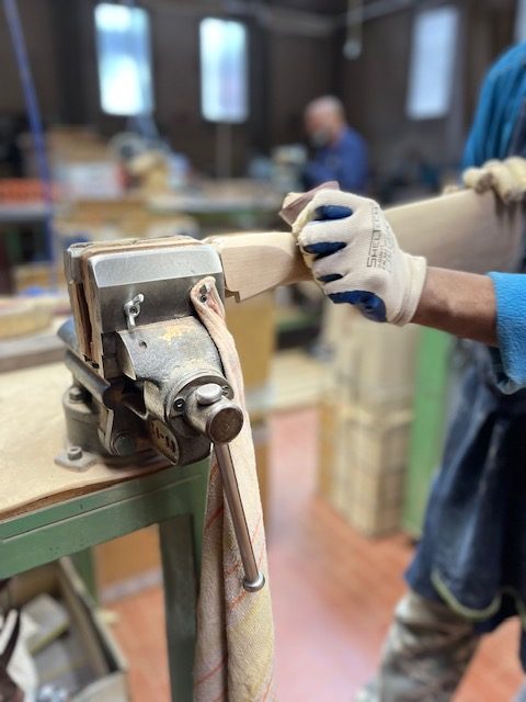Operatore durante la rifinitura manuale